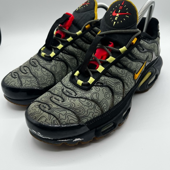 Nike Men's Black and Yellow Sneakers - Picture 2 of 4